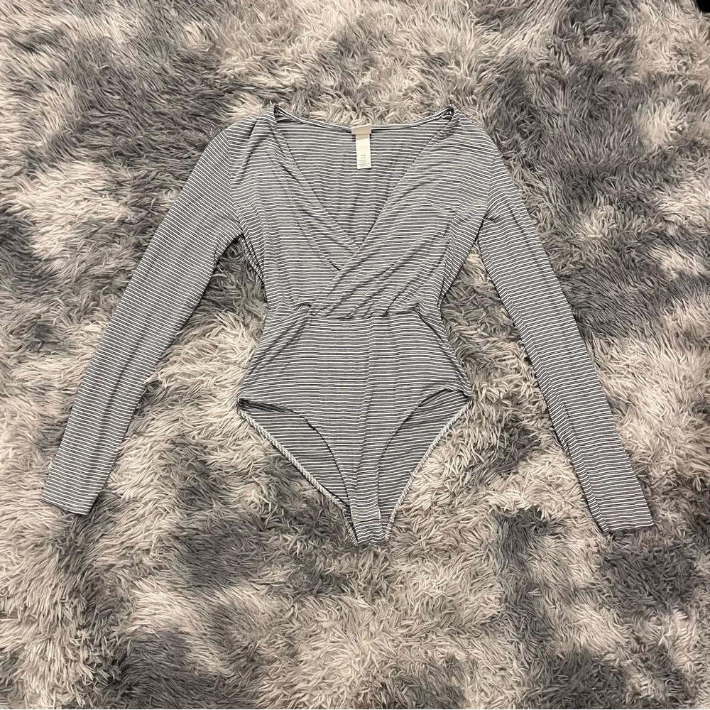 H&M Pale Blue Soft Jersey Knit Long‎ Sleeves Crossover V Neck Bodysuit- Size M